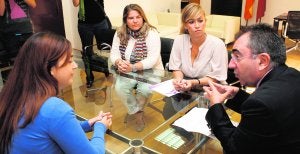 El consejero de Presidencia, Manuel Campos, reunido ayer con tres representantes de la asociación contra la Violencia Doméstica. :: Foto: EDU BOTELLA / AGM | Vídeo: laverdadtv/