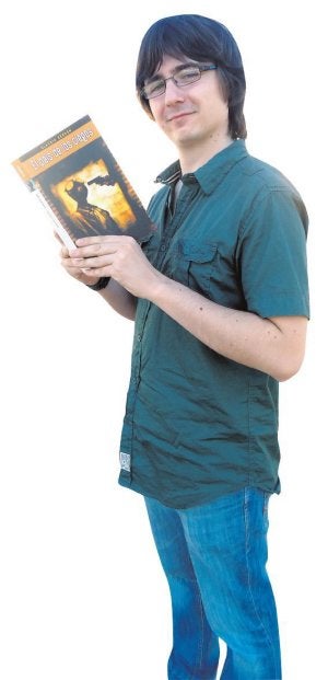 Claudio Cerdán Reina, con su última novela. :: MANUEL HERRERO/