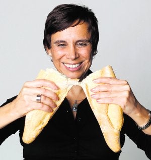 Qué rico. Marta Garaulet posa para 'La Verdad' con algunos de sus alimentos preferidos, que incluyen la leche entera, la manzana, las lentejas, el pan y el vino. A la hora de hacer la compra, la nutricionista advierte que «se puede comer sano a un precio asequible». :: FOTOS ENRIQUE MARTÍNEZ BUESO/