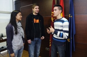 María Martínez Hita, Álvaro Moreno y Manuel Velasco, ayer, en la Consejería de Educación. :: NACHO GARCÍA/