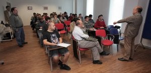 Medio centenar de candidatos atiende a las explicaciones de uno de los profesores que dirigen el programa. ::
LAVERDAD/