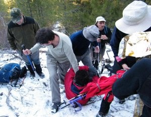 Los compañeros y los servicios de emergencias trasladan a la montañera accidentada. :: F.J. GARCÍA CORTÉS/
