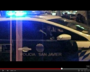 Imagen del vídeo en la que se ve a Alarte al volante del coche patrulla, hablando por teléfono móvil el 5 de enero. :: LA VERDAD/