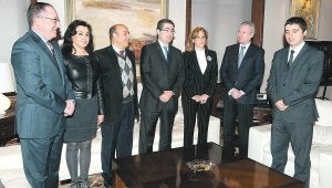 Manuel Barón, Mari Orenes, Antonio Guillén, Jesús Pacheco y Soledad Díaz, con el presidente Ramón Luis Valcárcel y el consejero Pedro Alberto Cruz, ayer, en el palacio de San Esteban. :: V. VICÉNS / AGM/