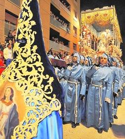 Devoción. La Virgen de los Dolores a hombros de cofrades azules en el cortejo que abre los Desfiles Bíblico Pasionales de la Semana Santa lorquina. :: PACO ALONSO / AGM/