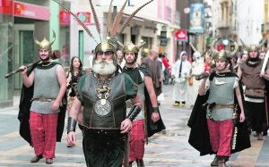 Uno de los grupos íberos que participaron en el desfile que anoche recorrió el recinto histórico de la ciudad, y que presenciaron cientos de lorquinos. :: SONIA M. LARIO / AGM/