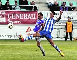 Diego lucha con un rival del Palencia en el encuentro de ayer. Foto: J.Ruiz/El norte de Castilla/
