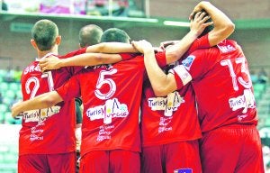 Los jugadores de ElPozo celebran uno de los goles logrados ayer contra el Umacon Zaragoza. ::
EDU BOTELLA/AGM/