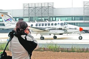 Un reportero gráfico fotografía el avión de AENA durante las pruebas de calibración del aeropuerto de Corvera, en abril :: MARTÍNEZ BUESO/