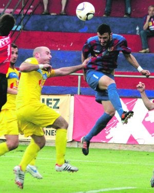 Uno de los remates de los jugadores del Yeclano. ::
ÁNGEL ALONSO/