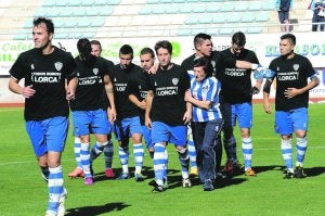 Los jugadores del Lorca Atlético antes de empezar un partido esta temporada. ::
PACO ALONSO/AGM/