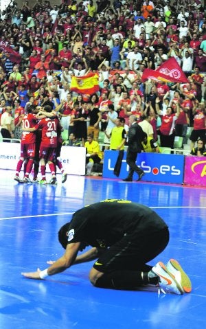 ElPozo celebra un gol, ayer. :: GUILLERMO CARRIÓN / AGM/