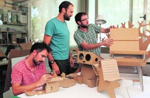 Ignacio Bautista Ruiz, Carlos Abadía y Pablo García Mora, de Moho Arquitectos, han encontrado un filón en el diseño de arquitecturas efímeras con cartón. :: EDU BOTELLA/AGM/