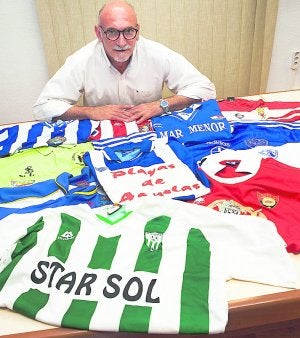 Franco con camisetas de los equipos que ha entrenado. ::
V. VICENS / AGM/