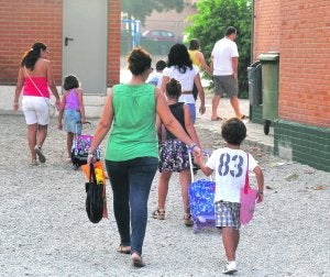 Padres y madres llevan al colegio a sus hijos, en el primer día de clase de este curso. :: ANTONIO GIL / AGM/