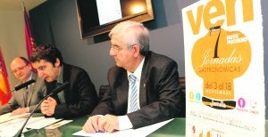De izquierda a derecha, Pedro Contreras, Pedro Alberto Cruz y Enrique Jiménez. :: EDU BOTELLA / AGM/