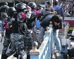 Antidisturbios golpean a un manifestante en Amán. ::
M. RAFAYA / EFE/