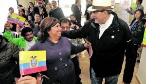 Ecuatorianos saludan al ministro de Turismo, Freddy Ehlers, a su llegada ayer a la Secretaría Nacional del Migrante en Murcia. :: ISRAEL SÁNCHEZ / AGM/