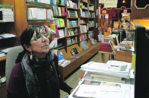 Ana Escarabajal, ayer en la librería de la calle Mayor. ::
JOSÉ MARÍA RODRÍGUEZ / AGM/