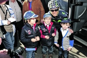 Alejandro Valverde con unos niños en la salida de la carrera. :: VICENTE VICENS / AGM/