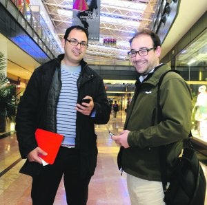 Raúl García y Daniel Andreu usan su aplicación en el centro comercial Nueva Condomina de Murcia. ::
N.
G. / AGM/