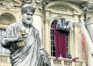 Varios operarios adornan el balcón central del Vaticano por donde se asomará el nuevo pontífice. ::
EFE/