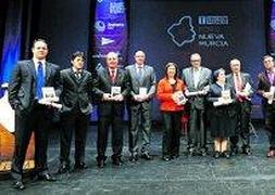 Los premiados por el Foro Nueva Murcia posan en el escenario del Teatro Romea, anoche. :: Foto: Vicente Vicéns/AGM | Vídeo: laverdad.es/
