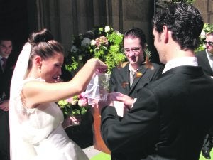 Una pareja de novios celebra con 'monarcas' su enlace matrimonial. :: LA VERDAD/