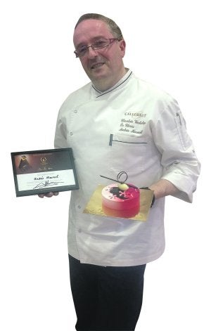 Andrés Mármol, con la placa que acredita el premio. ::
S. G./