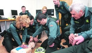 Unos agentes practican una reanimación cardiopulmonar durante el curso de ayer. :: VICENTE VICÉNS / AGM/
