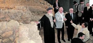El Gran Rabino sefardí de Israel escucha atentamente las indicaciones del arqueólogo municipal durante la visita a la sinagoga. :: S. M. L. / AGM/