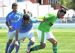 El jugador del Mar Menor Chueco disputa el balón. :: PDM SAN JAVIER/