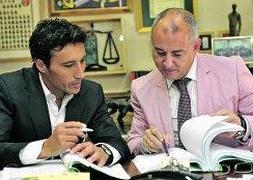Los letrados Pablo Ruiz Palacios y José María Caballero Salinas, ayer, preparando la defensa. :: G. CARRIÓN/AGM/