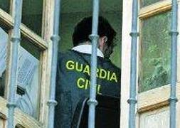 Un guardia civil de la UCO, ayer, con documentación en la mano, en una dependencia del Ayuntamiento de Caravaca de la Cruz. | Foto: Nacho García / Vídeo: laverdad.es/