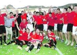 Los jugadores del Cieza celebran la clasificación. :: Rafa francés / AGM/