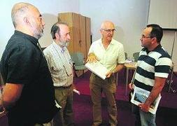 García Charton, Manteca, Martos con las alegaciones en su mano y Antolinos, ayer en La Unión. ::
A. Gil/