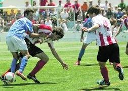 Una acción del encuentro jugado ayer entre el Mar Menor y el Laudio. :: Rafa Francés / AGM/
