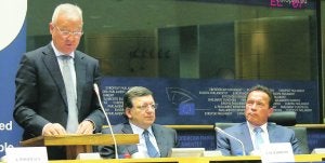 Valcárcel interviene en el encuentro de alcaldes, ante la atenta mirada de Schwarzenegger, acompañado por Durao Barroso. :: Á. López / EFE/