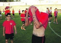 Un jugador del Cieza, desconsolado, tras la derrota. :: Rafa Francés / AGM/