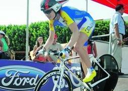 Una competidora en la 'crono' junior de ayer. :: ISRAEL SÁNCHEZ / AGM/