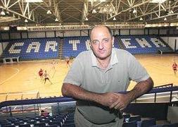 Paco Guillem, nuevo director deportivo del Basket Cartagena, ayer en el Pabellón Central. :: Pablo Sánchez / AGM/