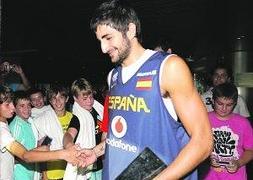 Foto: Ricky Rubio saluda a los niños, ayer, al salir del Nelva. F. Manzanera/AGM | Vídeo: rueda de prensa de Orenga y San Emeterio. laverdad.es/