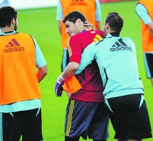 Roberto Soldado bromea con Casillas en un entrenamiento en Helsinki. :: Markku Ojala/EFE/