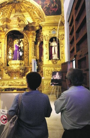 Dos personas admiran las tallas de Jesús Nazareno y San Juan, en la iglesia de Santo Domingo. :: P. SÁNCHEZ / AGM/