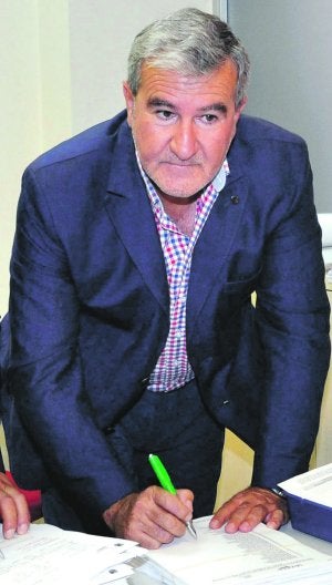 Santiago Martínez, de Fecoam, registra las alegaciones./