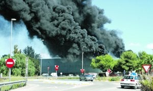 Gruesa columna de humo negro que se levantaba ayer sobre el recinto ferial de Ifepa a causa del incendio. Foto: Antonio F. Conesa García/