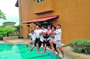 Ana Carrasco y sus compañeros de equipo se lanzan a la piscina para celebrar el punto logrado por la ceheginera en Malasia. :: CALVO TEAM/