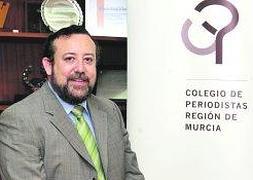 El decano del Colegio de Periodistas, Juan Antonio de Heras. :: Vicente Vicéns/AGM/