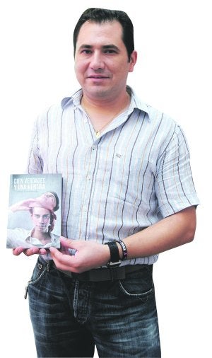 Juan Antonio Carreras, con su libro. ::
J. L. VIVAS/
