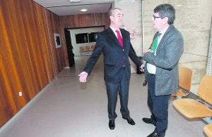 Gerardo de la Torre y Agustín Alonso, charlando al encontrarse en el Palacio de Justicia. ::
J. M. RODRÍGUEZ / AGM/